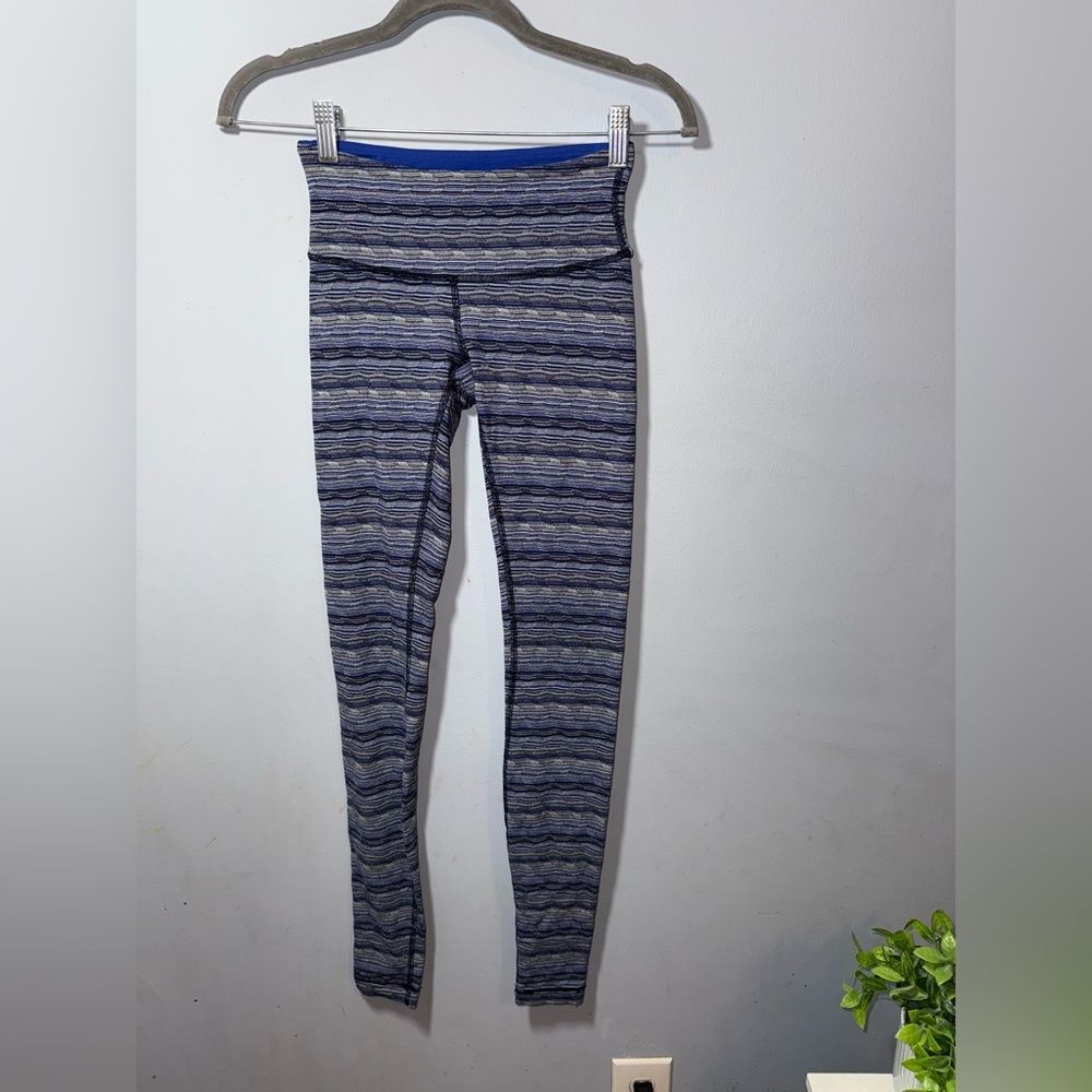 Lululemon Leggings Two Tone stripe Blue Active Wear - Womens Size 2 EUC